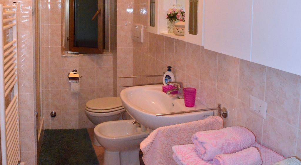 Hotel La Casa Delle Rose La Spezia Camera foto